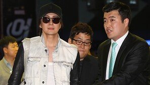 [SD포토] VVIP 배용준 등장에 경호원 극진한 에스코트