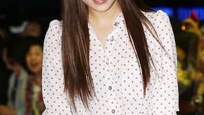 [SD포토] 수지, 인사 하면서 아이컨택 ‘싱긋’