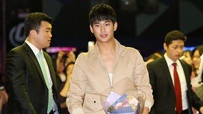 [SD포토] 김수현, 빛나는 등장 ‘얼굴 소멸 직전’