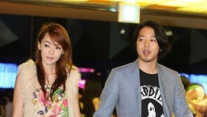 [SD포토] 김윤아, 의사남편 손 꼭잡고 ‘영화관 나들이’