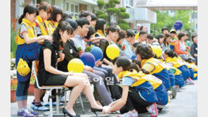 [광주/전남]“선생님 사랑해요… 저희가 안마해 드릴게요”
