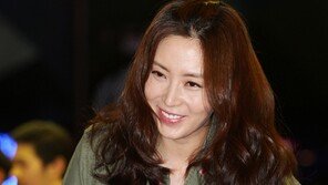 [SD포토] 송윤아, 나이 가늠하기 힘든 여신미모