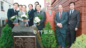 방미 의원단, 위안부 기림비 찾아 헌화