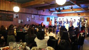 주막·클럽 열고 코스프레까지