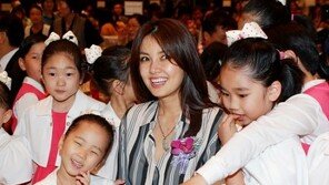 [포토] 신애라, 아이들과 함께 ‘행복한 엄마 미소’