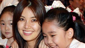 [포토] 신애라, 아이들에게 인기 폭발~