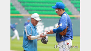 [포토] ‘국민타자’ 이승엽, 아저씨팬에게도 식지 않는 인기