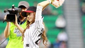 [포토] 제시카, 깃털글러브로 섹시 시구