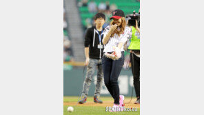 [포토] 제시카, 시구하다 그만 실수~