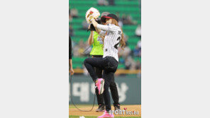 [포토] 제시카, ‘보송보송’ 깃털 글러브 끼고 와인드업~