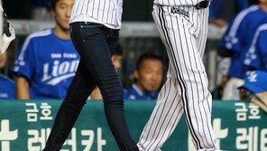 [포토] 제시카, 팬들과 선수들 시선을 한몸에~