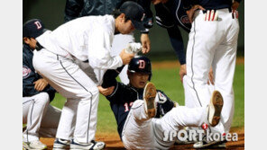 [포토] 윤석민 볼에 맞아 고통스러운 최재훈 