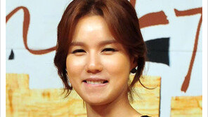 [우먼 동아일보 스타 뷰티] 스모키 메이크업 실패 없으려면? 박시은 ‘펄 섀도 세미 스모키 메이크업’