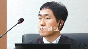 판사가 재판 중 이어폰 귀에 꽂고 노트북을…알고보니