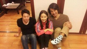  조여정, 커플 방울무늬 양말 신고 ‘깜찍 포스’