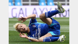 [SD포토] 축구 경기 중 넘어진 김준수, 어이쿠~