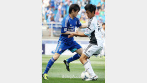 [SD포토] 경기 중 몸인사 ‘만나서 반갑습니다. 양요섭입니다’