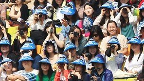 [SD포토] 김준수, 다리가 대체 어디까지 올라가?