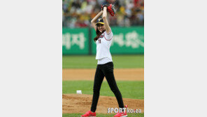 [포토] 이세은, 시구할때도 웃음을 잃지 않아~