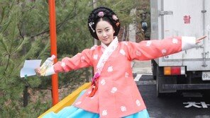 전혜빈, 촬영장서 한복 입고 스트레칭 쭉쭉~ ‘못말려’