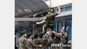 [포토] 미쓰라진 제대 ‘축하의 헹가래’