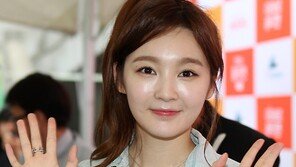 [SD포토] 강민경, 男心 녹이는 애교인사