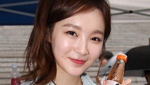 [SD포토] 강민경 ‘음료 드시고 힘내세요’