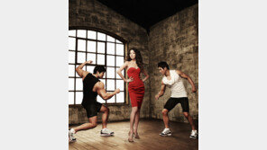 한고은, 강렬하고 파격적인 붉은 드레스 입고 ‘아찔 몸매’ 과시