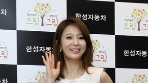 [포토] 안혜경 ‘하얀 원피스에 아찔한 각선미~’