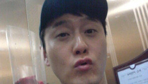 [스타 온라인] 로맨틱남 김원효, 로즈데이 장미꽃 사진 눈길