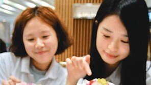 스승의 날 감사 케이크… “카네이션도 드세요”