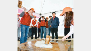 최태원 SK회장, ‘사랑의 떡’ 쿵더쿵∼