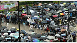 디아블로3 사려고… 우산 들고 장사진