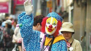 [포토 에세이]외국인 쇼핑객 호객하는 광대