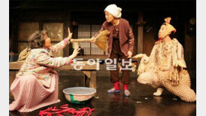 [공연 리뷰]할머니들과 동물의 신세타령, 배꼽잡다가 눈물 왈칵 쏟아져… 뮤지컬 ‘식구를 찾아서’ 