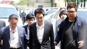 [포토] ‘성폭행 혐의’ 고영욱, 고개 숙인채 경찰서로