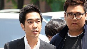 [SD포토] 고영욱, ‘긴장되서 깍지 낀 손’