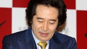 [SD포토] 백윤식, 허경영 빙의… 기 모으나?