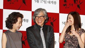 [SD포토] 임상수 감독, 여배우들 사이서 함박웃음 