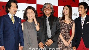 [SD포토] ‘돈의 맛’팀 화기애애…흥행-작품성 두 마리 토끼 잡나?