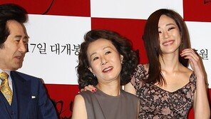 [SD포토] 백윤식, 김효진에 윤여정 뺏기자 ‘질투 폭발’