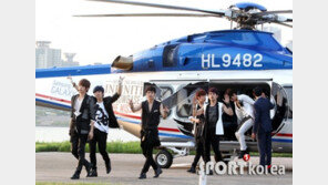 [포토] 인피니트 추격자… ‘대세돌’답게 헬기로 이동