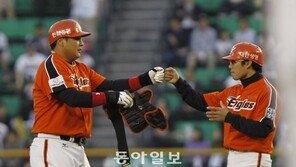 [포토] 김태균 ‘형 멋있지?’