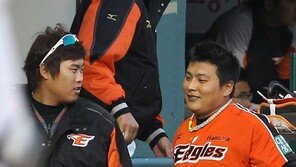 [포토] 류현진, 김태균에게 그저 부러운 눈빛