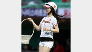 [포토] 고운 미모의 배트걸, 바구니 들고 뭐하려고?