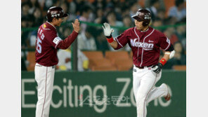 [포토] ‘투런 홈런’ 날린 강정호 ‘시즌 11호포 폭발’