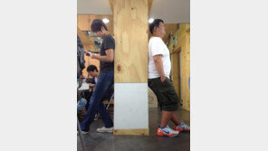 류근지 vs 유민상 같은 포즈인데… “느낌은 정반대!”