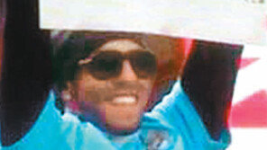 “고이 잠드소서, 퍼거슨” 테베스 ‘묘지 표현’ 우승 세리머니 논란