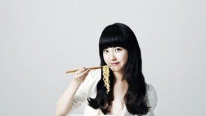 아이유, 농심 ‘블랙신컵’ 모델발탁