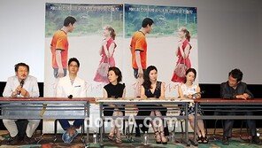 [SD포토] 홍상수 감독 말에 집중하는 배우들…‘보기 좋아~’